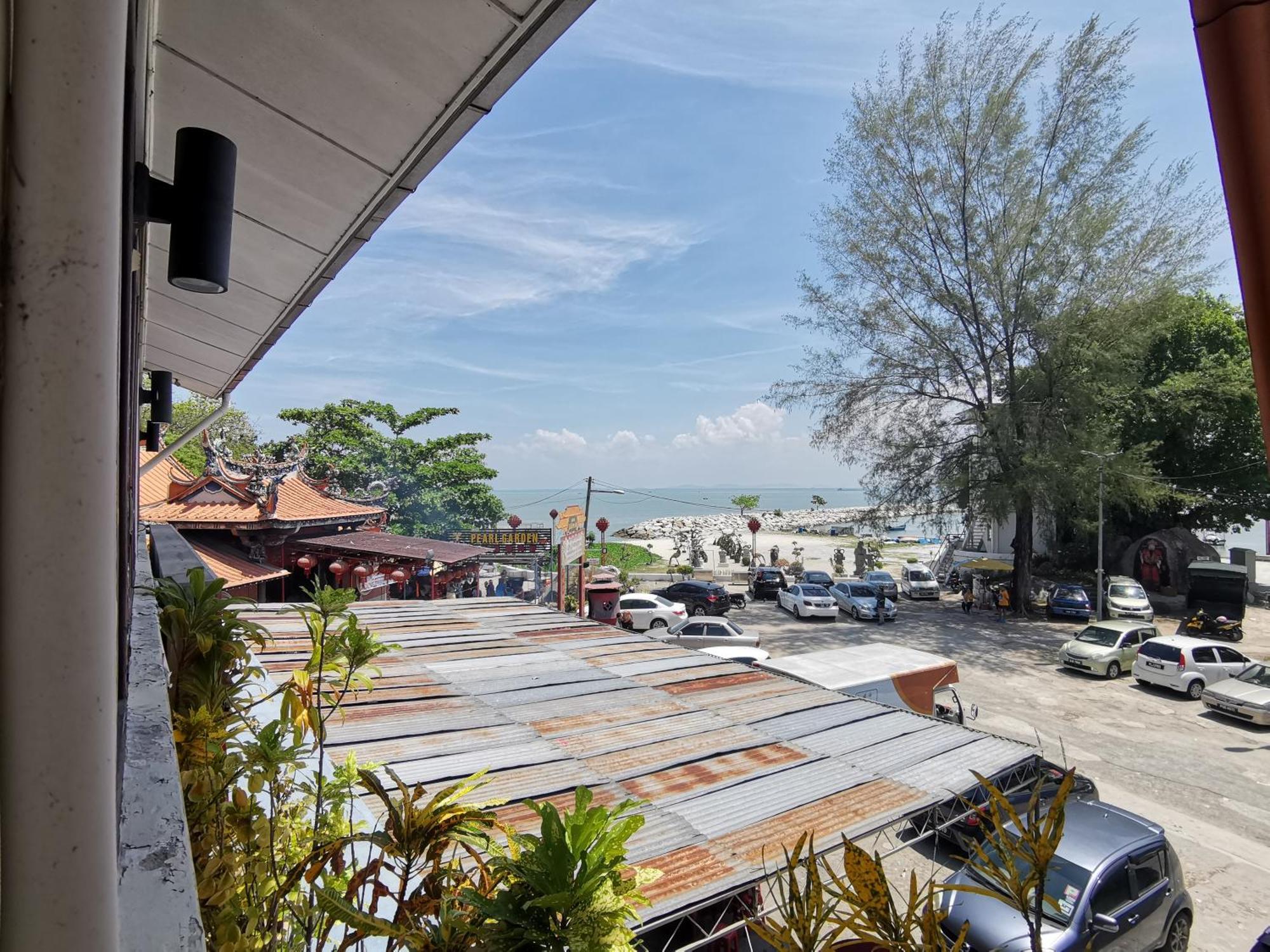 Отель 8 Boutique By The Sea Tanjung Tokong Экстерьер фото