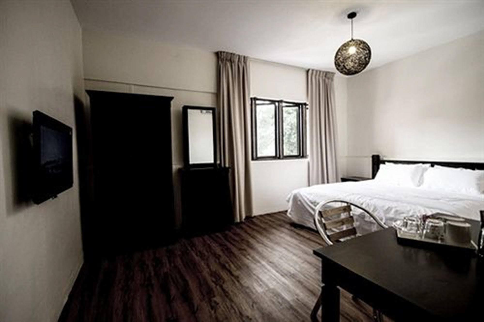 Отель 8 Boutique By The Sea Tanjung Tokong Экстерьер фото