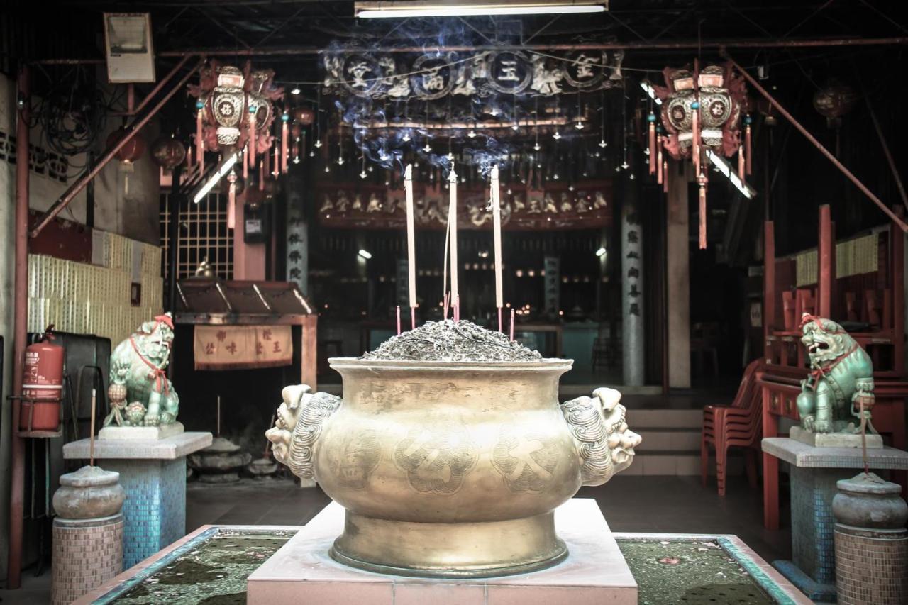 Отель 8 Boutique By The Sea Tanjung Tokong Экстерьер фото